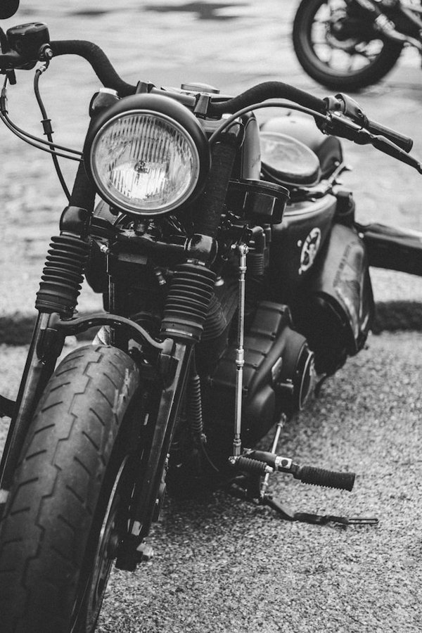 Comment créer une œuvre d'art murale à partir de pièces de moto recyclées ?
