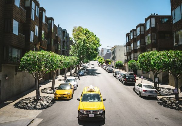 Quels sont les avantages des systèmes de détection de piétons pour les voitures en milieu urbain ?