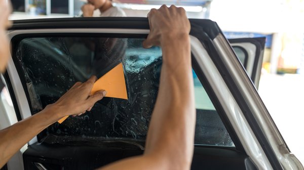 Prix teinte vitre voiture : guide des tarifs et choix disponibles